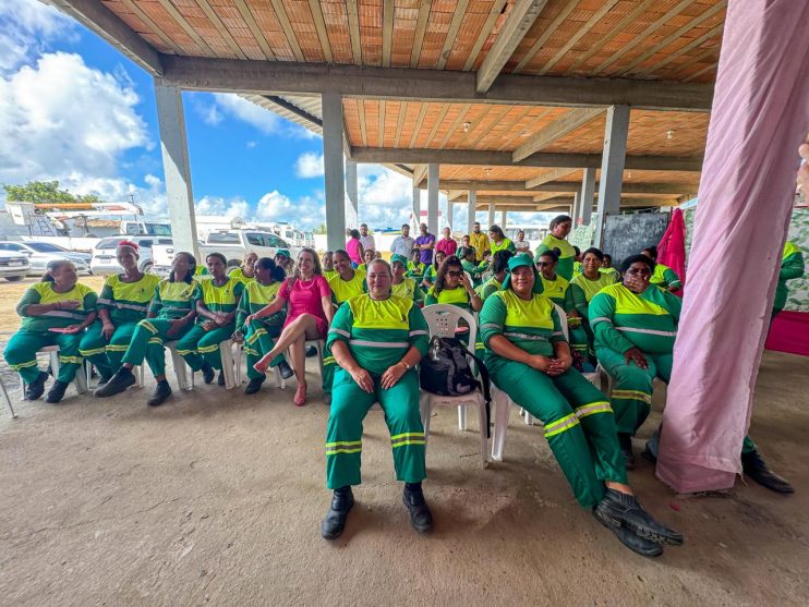 Cordélia tem momento especial com as agentes de limpeza do município neste Dia da Mulher 13