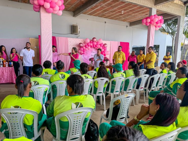 Cordélia tem momento especial com as agentes de limpeza do município neste Dia da Mulher 15
