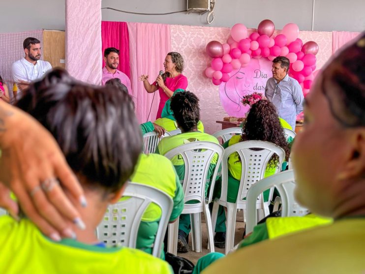 Cordélia tem momento especial com as agentes de limpeza do município neste Dia da Mulher 12