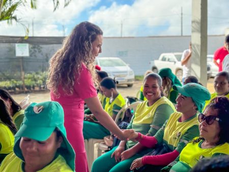 Cordélia tem momento especial com as agentes de limpeza do município neste Dia da Mulher 12