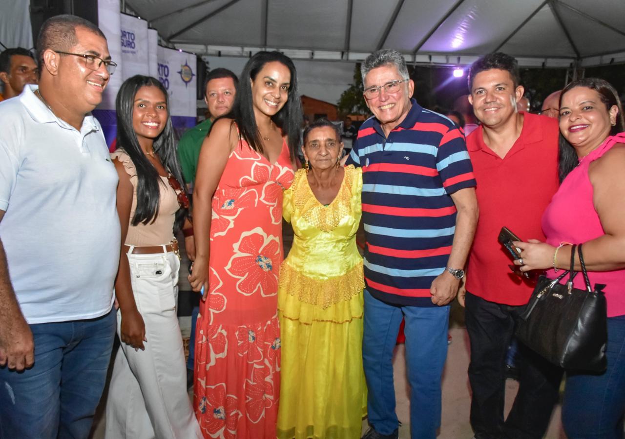 Prefeito Jânio Natal entrega títulos de regularização fundiária na comunidade cigana núcleo Boa Vista 5