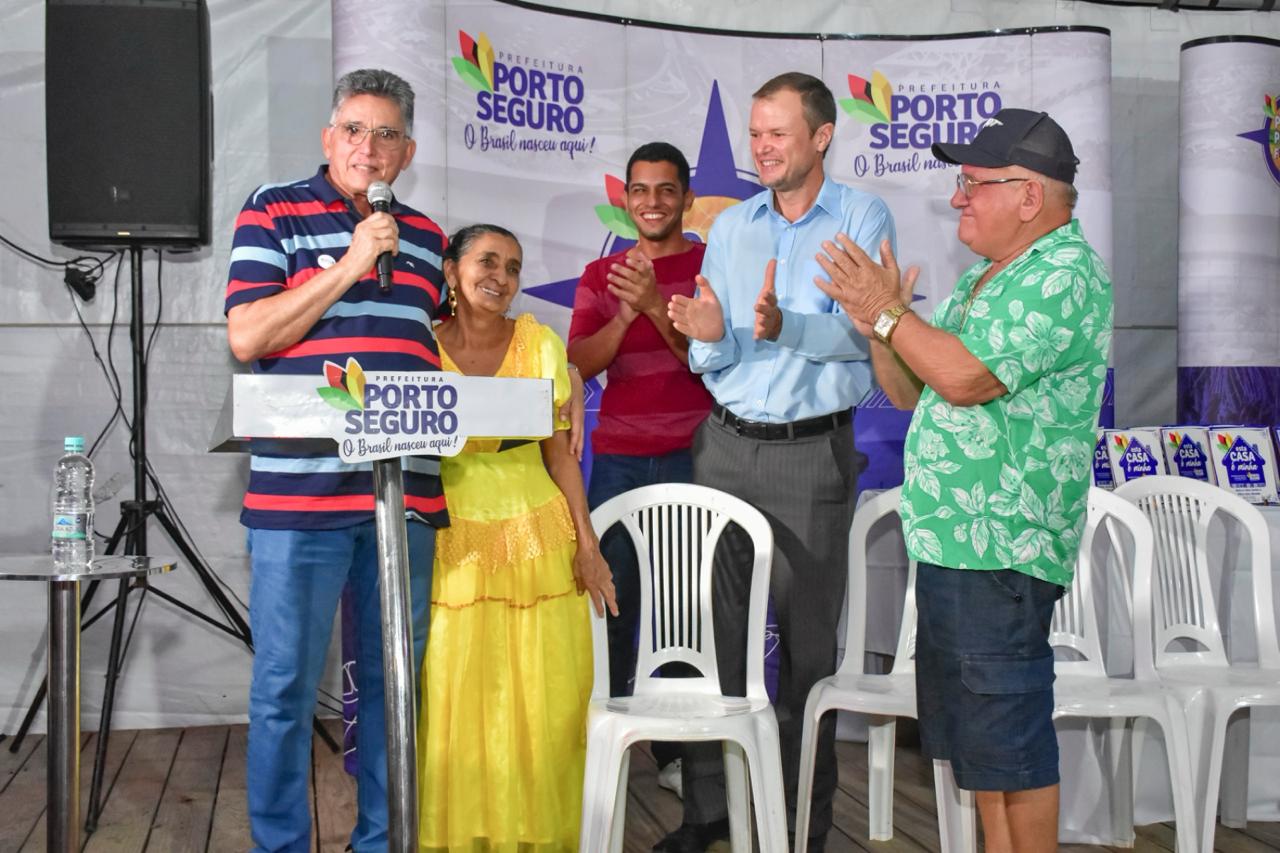 Prefeito Jânio Natal entrega títulos de regularização fundiária na comunidade cigana núcleo Boa Vista 6