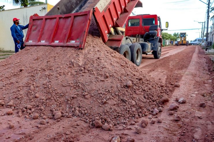 Asfalto chega à Rua Rio de Janeiro, no bairro Mundaí 14