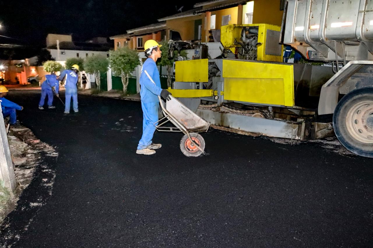 Asfalto chega à Rua Rio de Janeiro, no bairro Mundaí 6