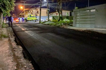 Asfalto chega à Rua Rio de Janeiro, no bairro Mundaí 6