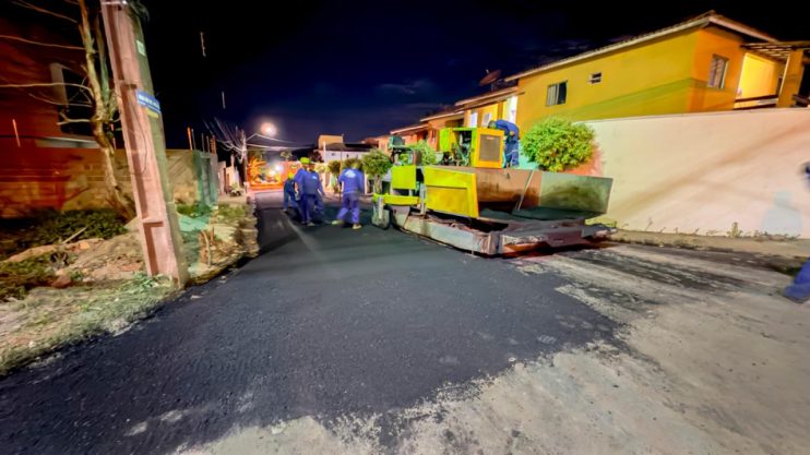 Asfalto chega à Rua Rio de Janeiro, no bairro Mundaí 9