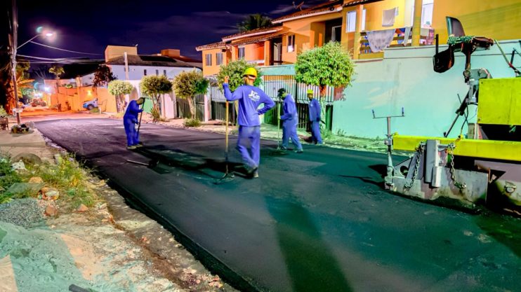 Asfalto chega à Rua Rio de Janeiro, no bairro Mundaí 7