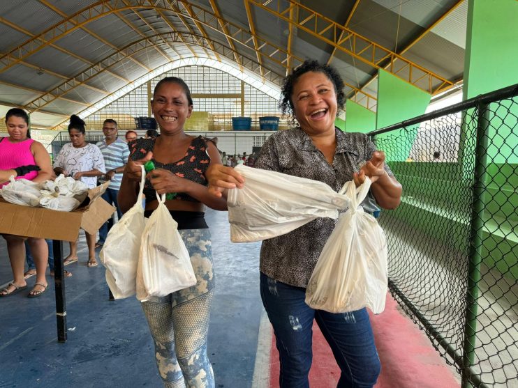 18 mil quilos de peixes entregues: Prefeita Cordélia bate recorde na distribuição de peixes na Semana Santa pelo 3º ano consecutivo 11