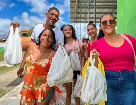 18 mil quilos de peixes entregues: Prefeita Cordélia bate recorde na distribuição de peixes na Semana Santa pelo 3º ano consecutivo 11