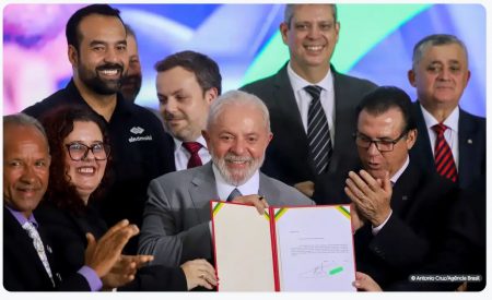 Lula assina projeto que regula atividade de motoristas de aplicativo 8