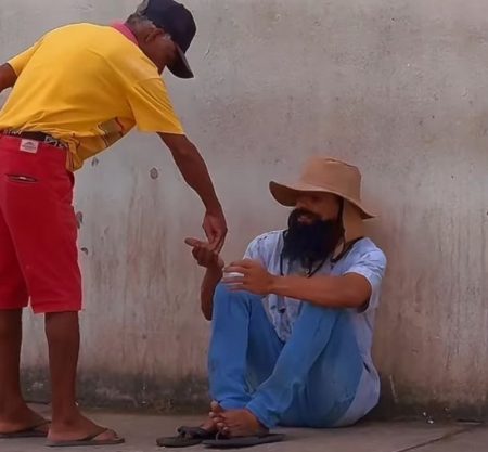 Cherminho Premiações se disfarça de mendigo e presenteia cidadão 10