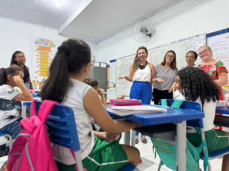 Escolas da rede municipal recebem novos equipamentos em visita de Cordélia 10