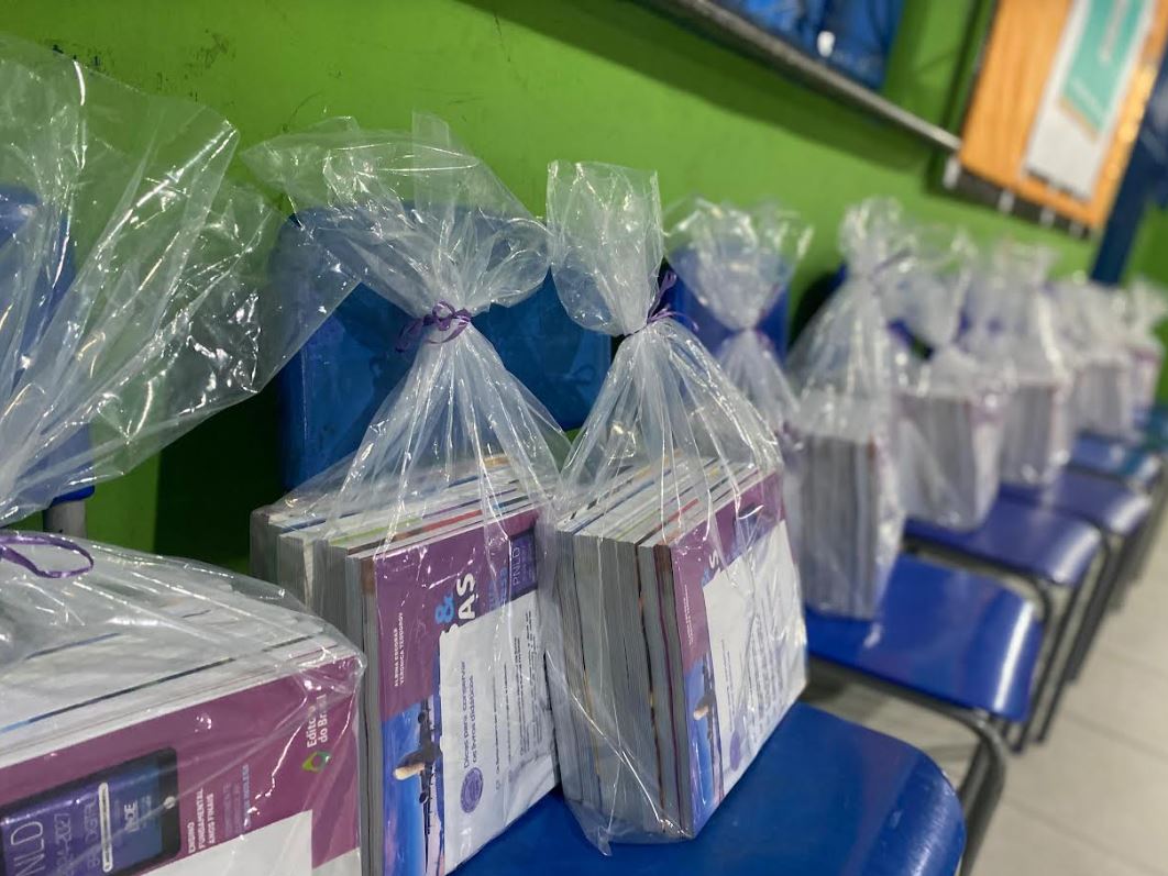 Educação em destaque: em Eunápolis, Escola Municipal Horácio de Matos entrega mais de 300 kits de livros didáticos 16