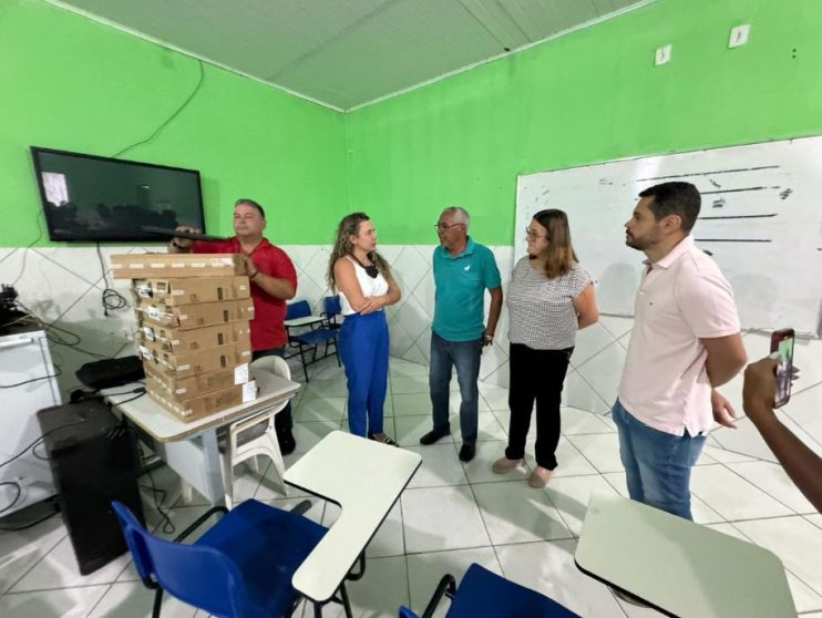 Escolas da rede municipal recebem novos equipamentos em visita de Cordélia 18
