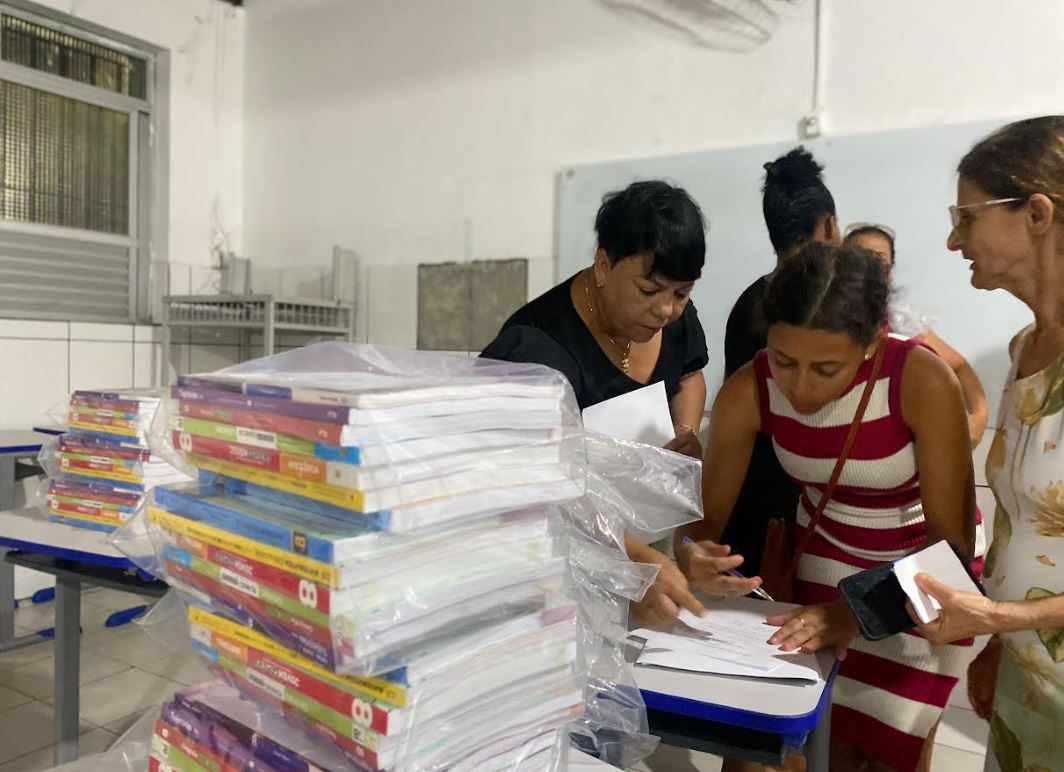 Educação em destaque: em Eunápolis, Escola Municipal Horácio de Matos entrega mais de 300 kits de livros didáticos 6