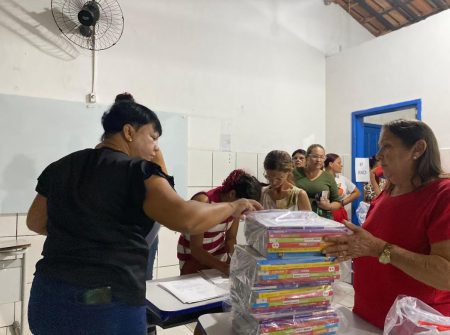 Educação em destaque: em Eunápolis, Escola Municipal Horácio de Matos entrega mais de 300 kits de livros didáticos 5
