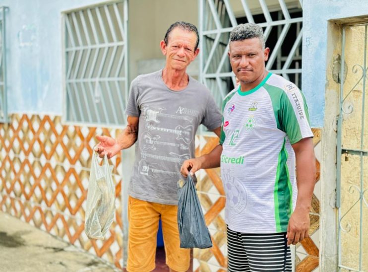 Prefeitura de Itagimirim realiza distribuição anual de peixes da Semana Santa para milhares de famílias do município 15