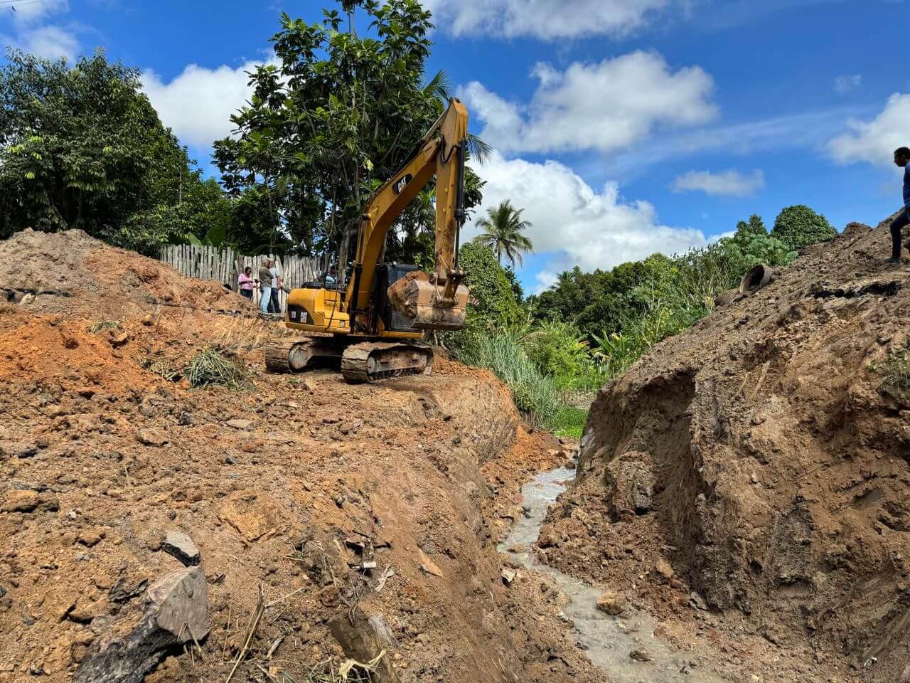 Prefeitura de Eunápolis segue com obra de drenagem pra beneficiar moradores dos bairros Rosa Neto e Juca Rosa 3