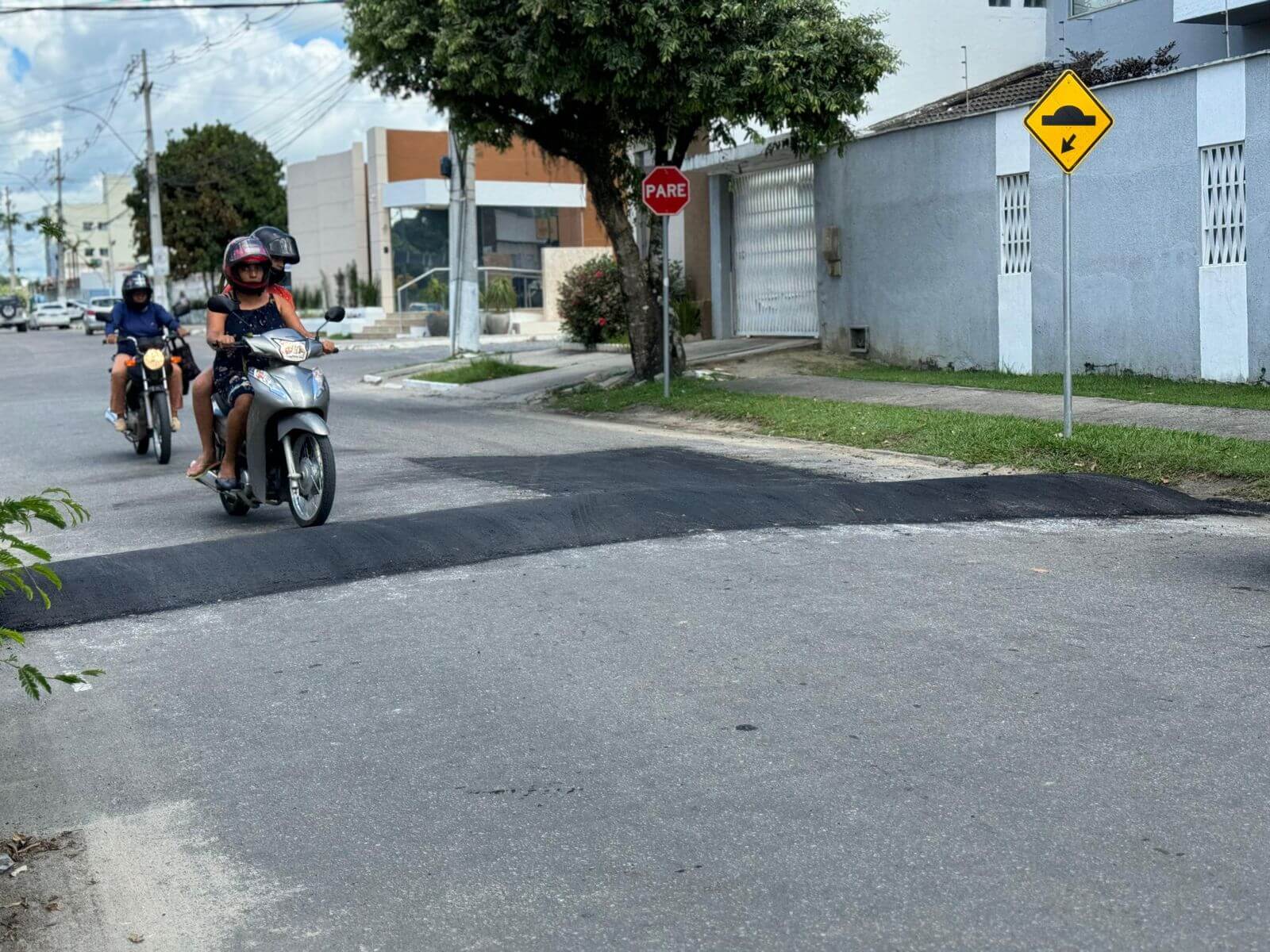 Prefeitura de Eunápolis alerta motoristas sobre novo quebra-molas na Rua Padre João Gualberto 32