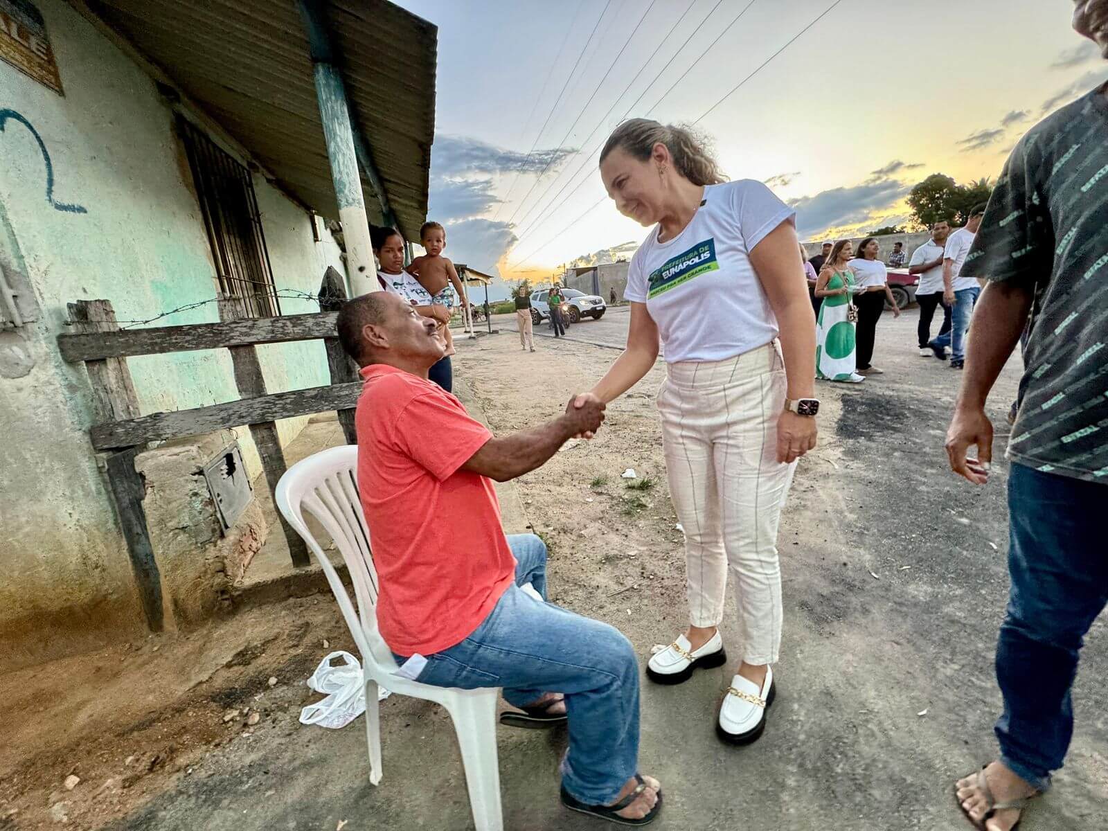 Cordélia anuncia mais melhorias e é recebida com alegria por moradores do Alecrim 5