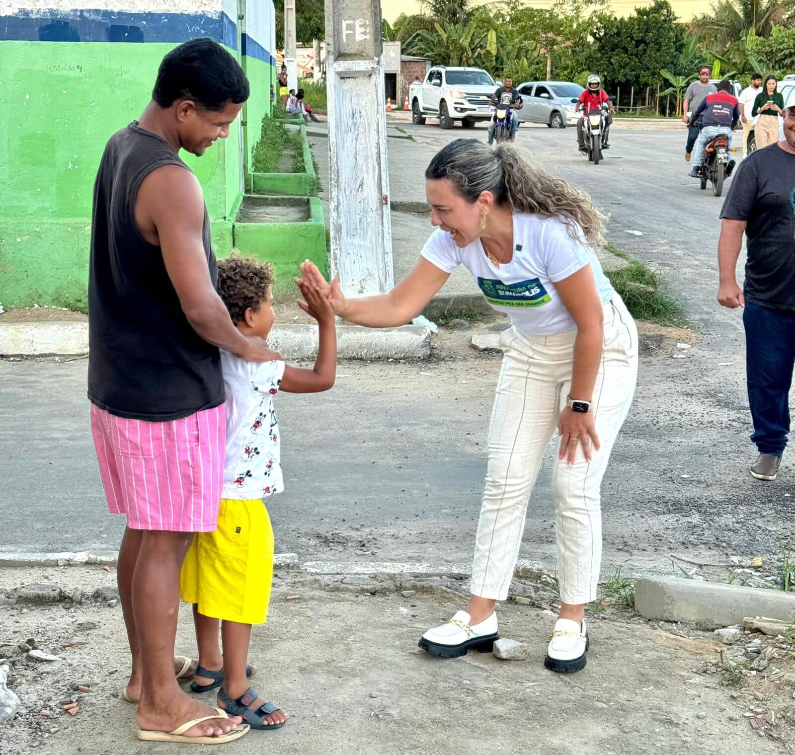 Cordélia anuncia mais melhorias e é recebida com alegria por moradores do Alecrim 21