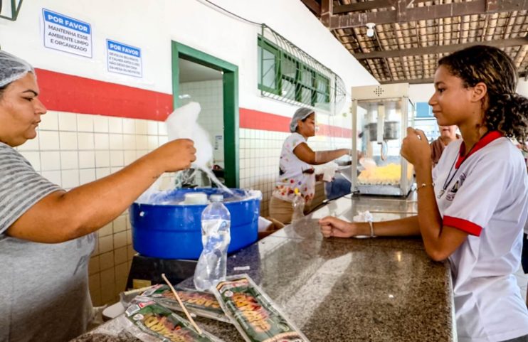 WhatsApp Image 2024-04-15 at 15.54.02 (2) Caravana da Juventude leva esportes, lazer e serviços aos estudantes de Porto Seguro 10