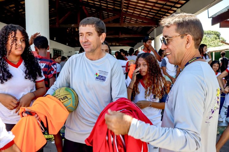 WhatsApp Image 2024-04-15 at 15.54.03 (4) Caravana da Juventude leva esportes, lazer e serviços aos estudantes de Porto Seguro 16