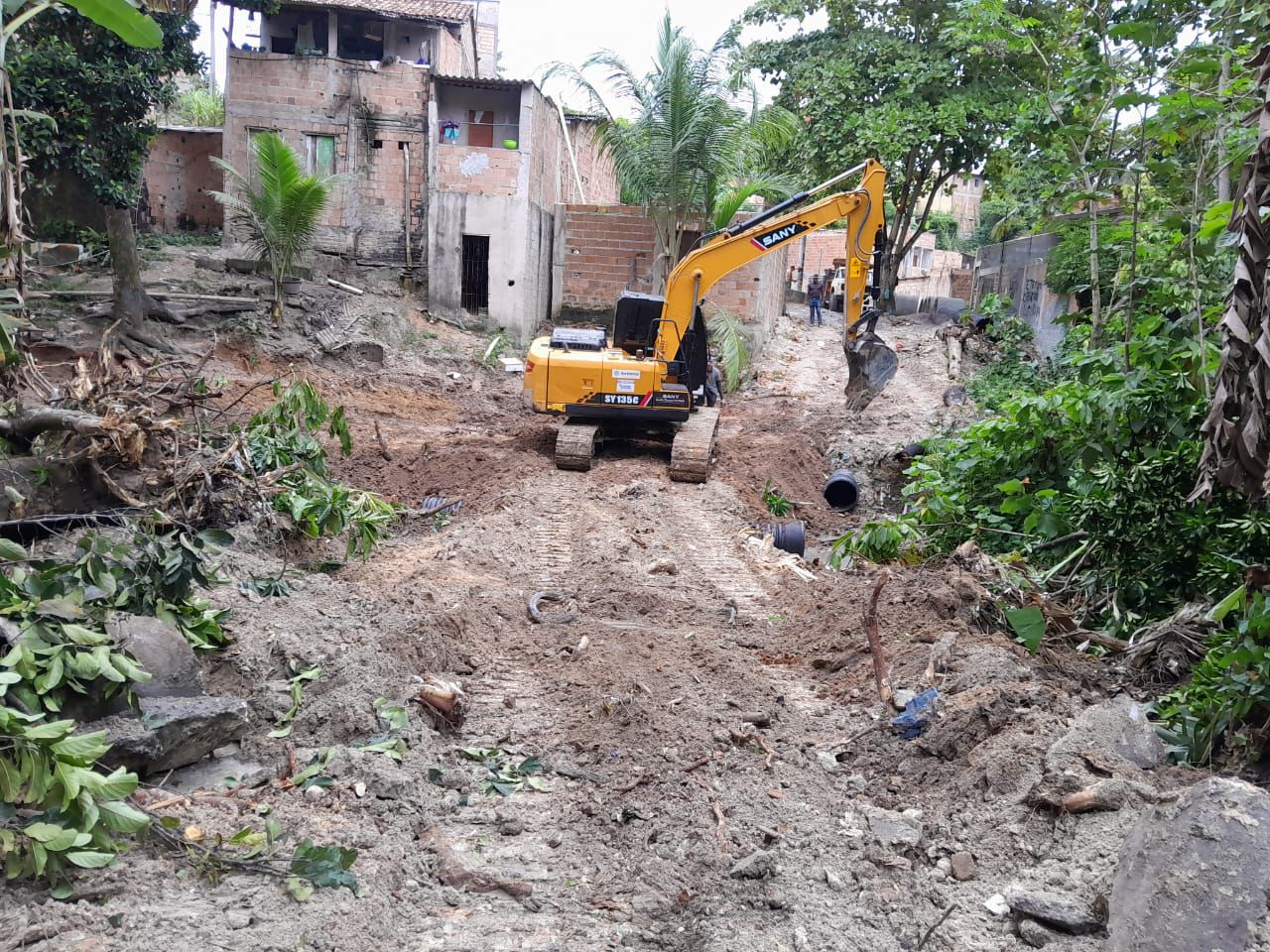 Prefeitura dá continuidade e avança nas obras de drenagem no Buraco da Gia 5