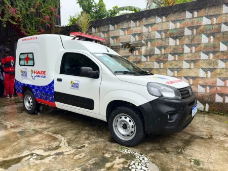 Prefeito Jânio Natal entrega nova ambulância e assina ordem de serviços para Agrovila 11