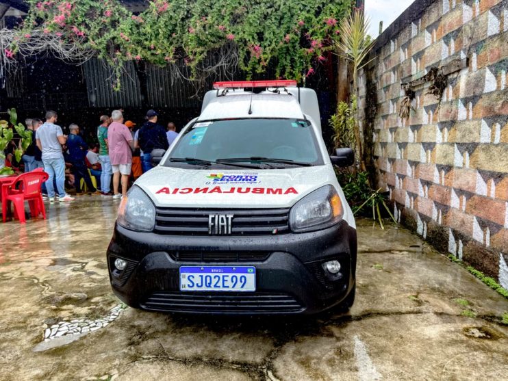 Prefeito Jânio Natal entrega nova ambulância e assina ordem de serviços para Agrovila 17
