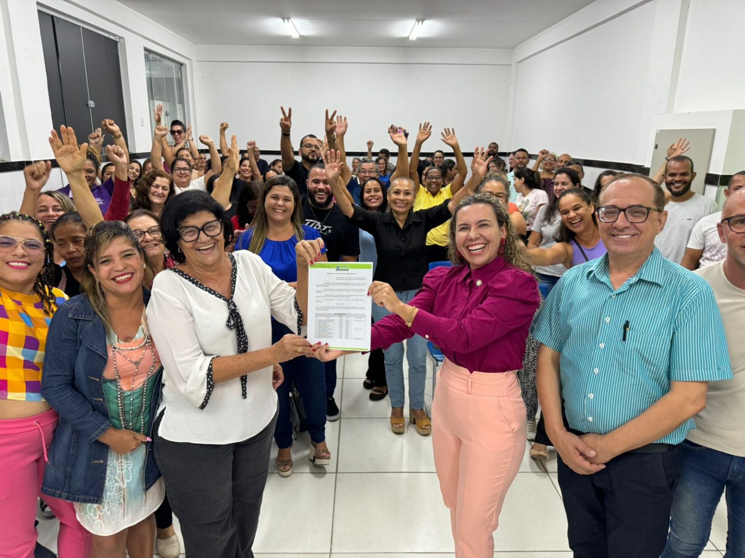 Prefeita Cordélia concede mais benefícios aos professores em Eunápolis 5