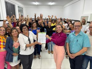 Prefeita Cordélia concede mais benefícios aos professores em Eunápolis 2