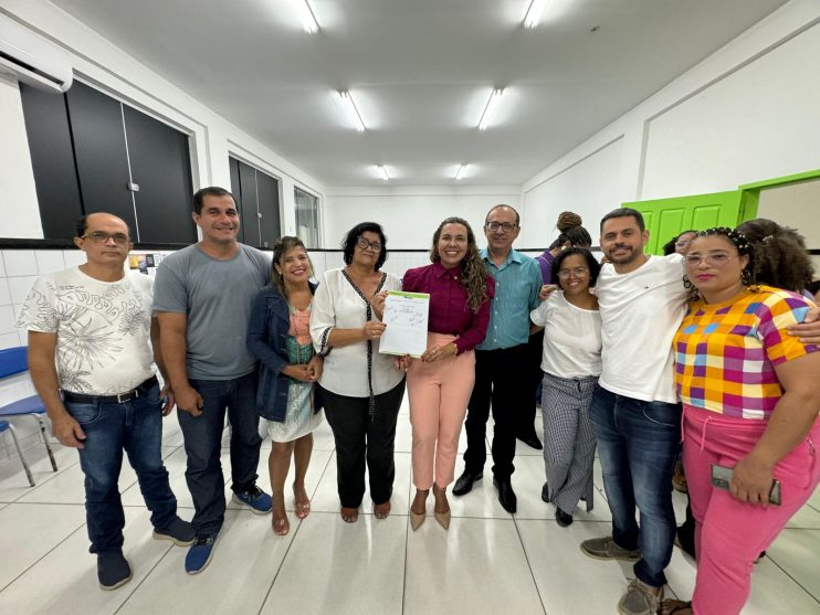 Prefeita Cordélia concede mais benefícios aos professores em Eunápolis 14