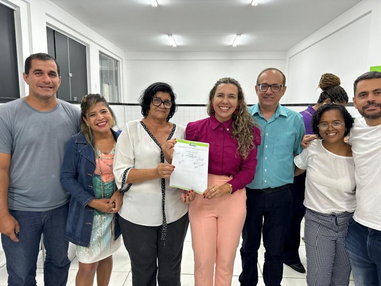 Prefeita Cordélia concede mais benefícios aos professores em Eunápolis 13