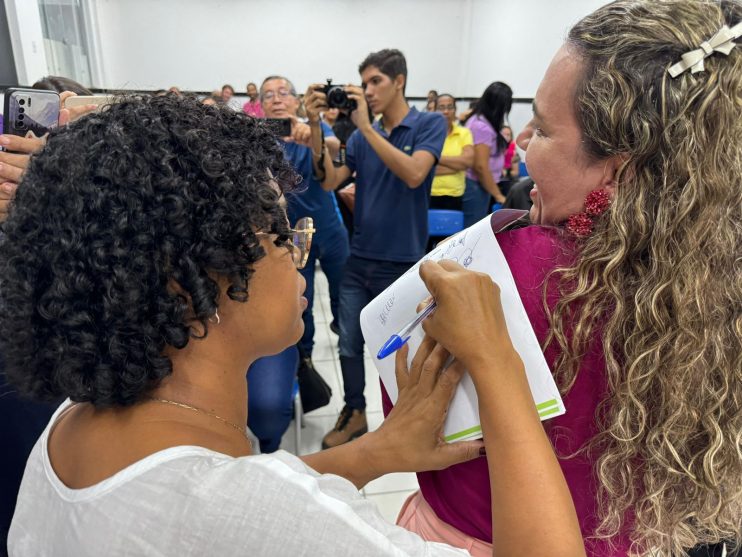 Prefeita Cordélia concede mais benefícios aos professores em Eunápolis 12