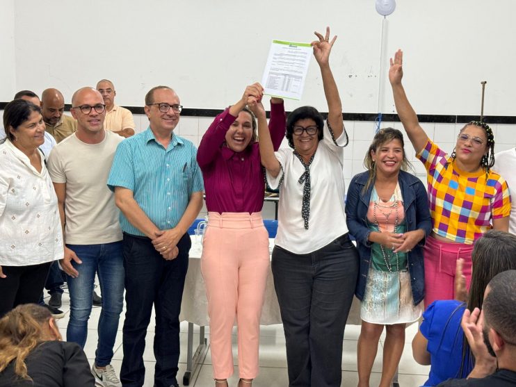 Prefeita Cordélia concede mais benefícios aos professores em Eunápolis 10