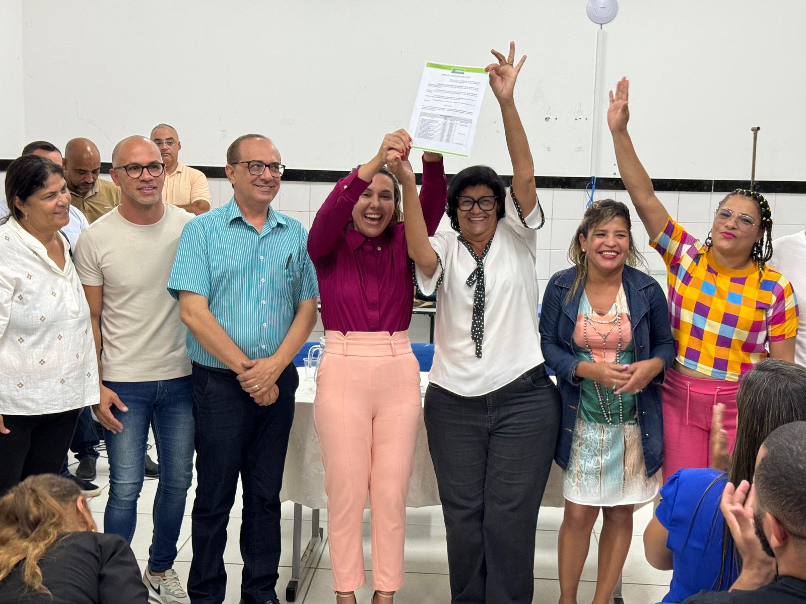 Prefeita Cordélia concede mais benefícios aos professores em Eunápolis 23
