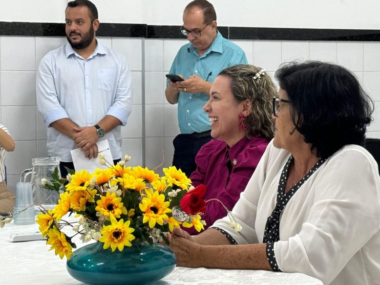Prefeita Cordélia concede mais benefícios aos professores em Eunápolis 24
