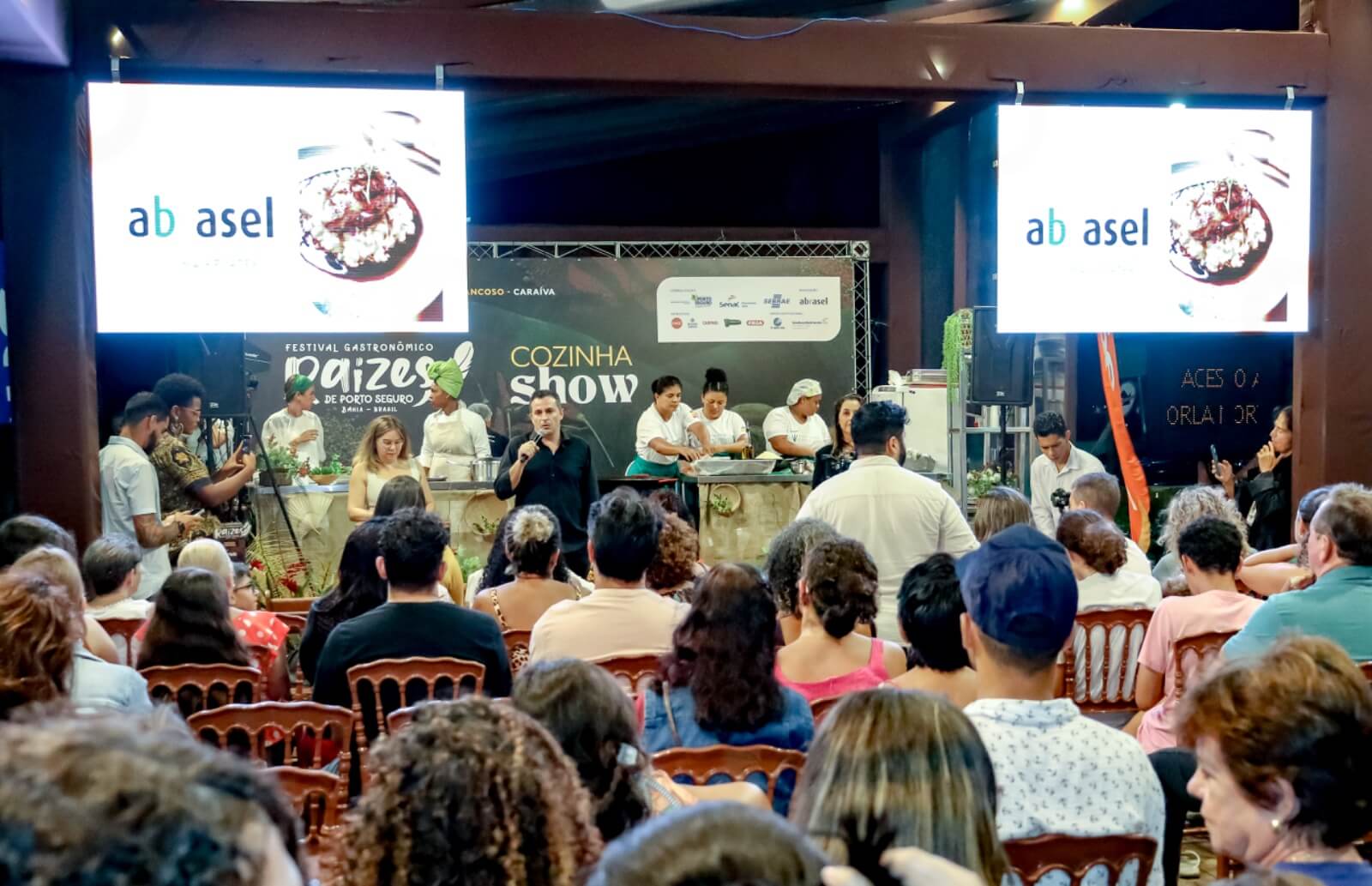 CHEF MORENA LEITE RECEBE HONRARIA APÓS ENCANTAR ENCERRAMENTO DO FESTIVAL GASTRONÔMICO RAÍZES 5