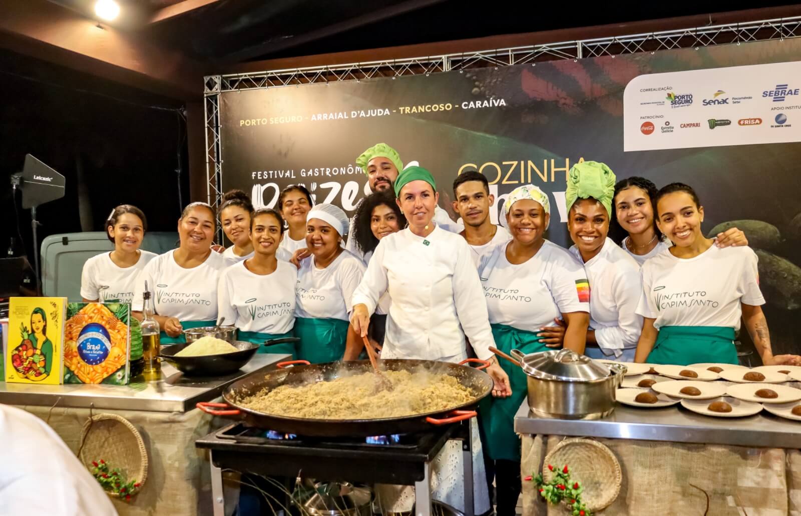 CHEF MORENA LEITE RECEBE HONRARIA APÓS ENCANTAR ENCERRAMENTO DO FESTIVAL GASTRONÔMICO RAÍZES 6