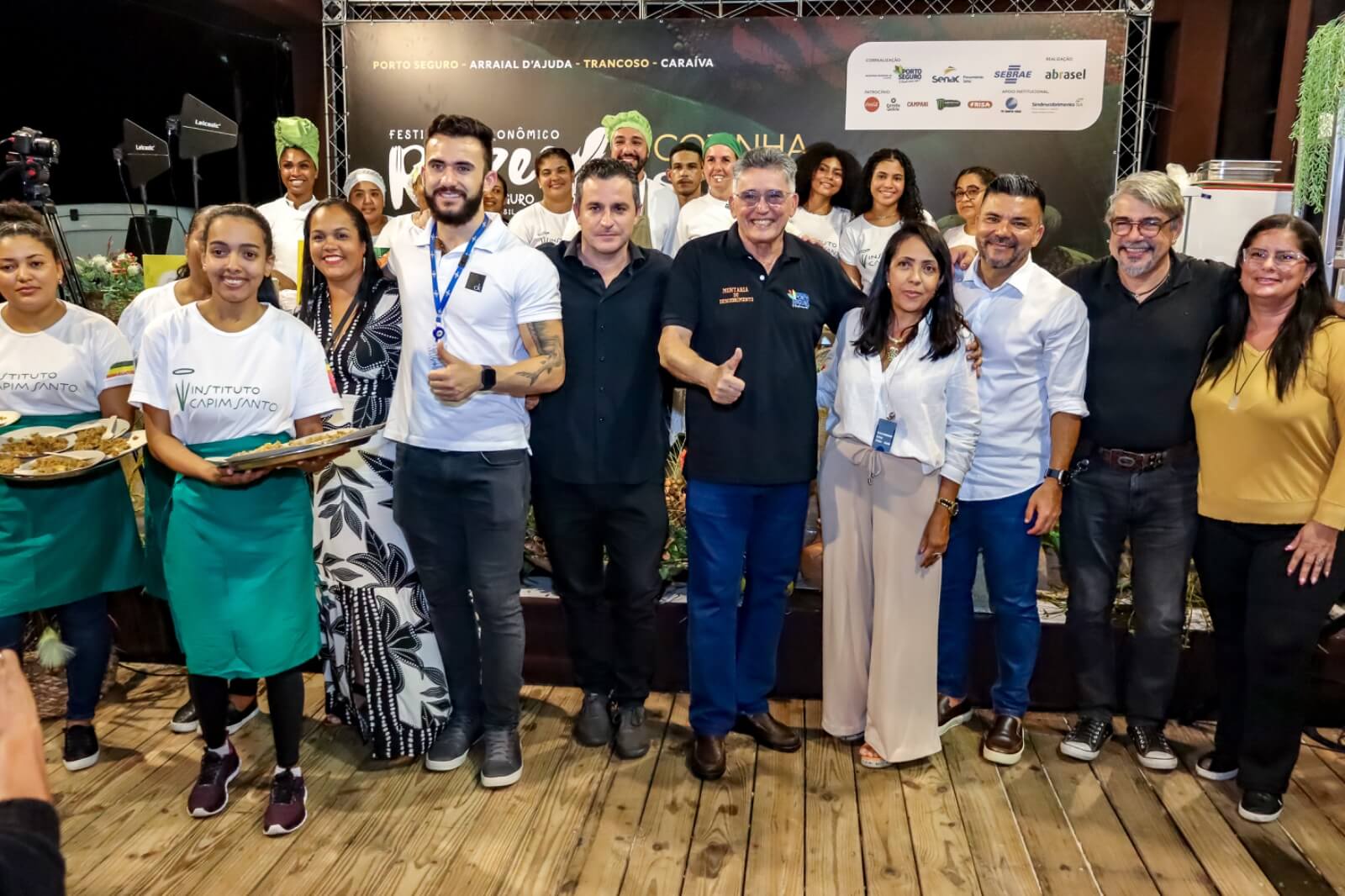 CHEF MORENA LEITE RECEBE HONRARIA APÓS ENCANTAR ENCERRAMENTO DO FESTIVAL GASTRONÔMICO RAÍZES 9