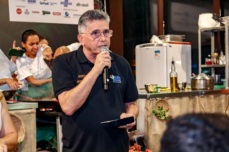 CHEF MORENA LEITE RECEBE HONRARIA APÓS ENCANTAR ENCERRAMENTO DO FESTIVAL GASTRONÔMICO RAÍZES 17