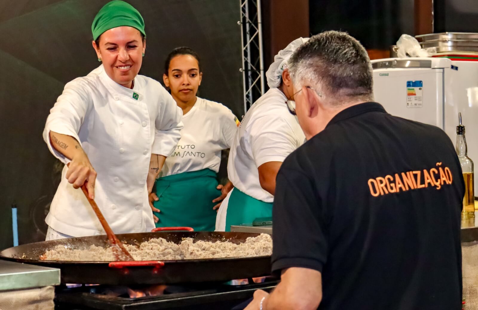 CHEF MORENA LEITE RECEBE HONRARIA APÓS ENCANTAR ENCERRAMENTO DO FESTIVAL GASTRONÔMICO RAÍZES 4