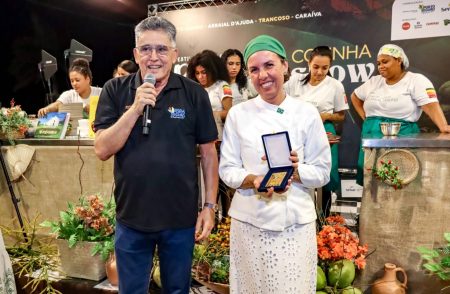 CHEF MORENA LEITE RECEBE HONRARIA APÓS ENCANTAR ENCERRAMENTO DO FESTIVAL GASTRONÔMICO RAÍZES 87