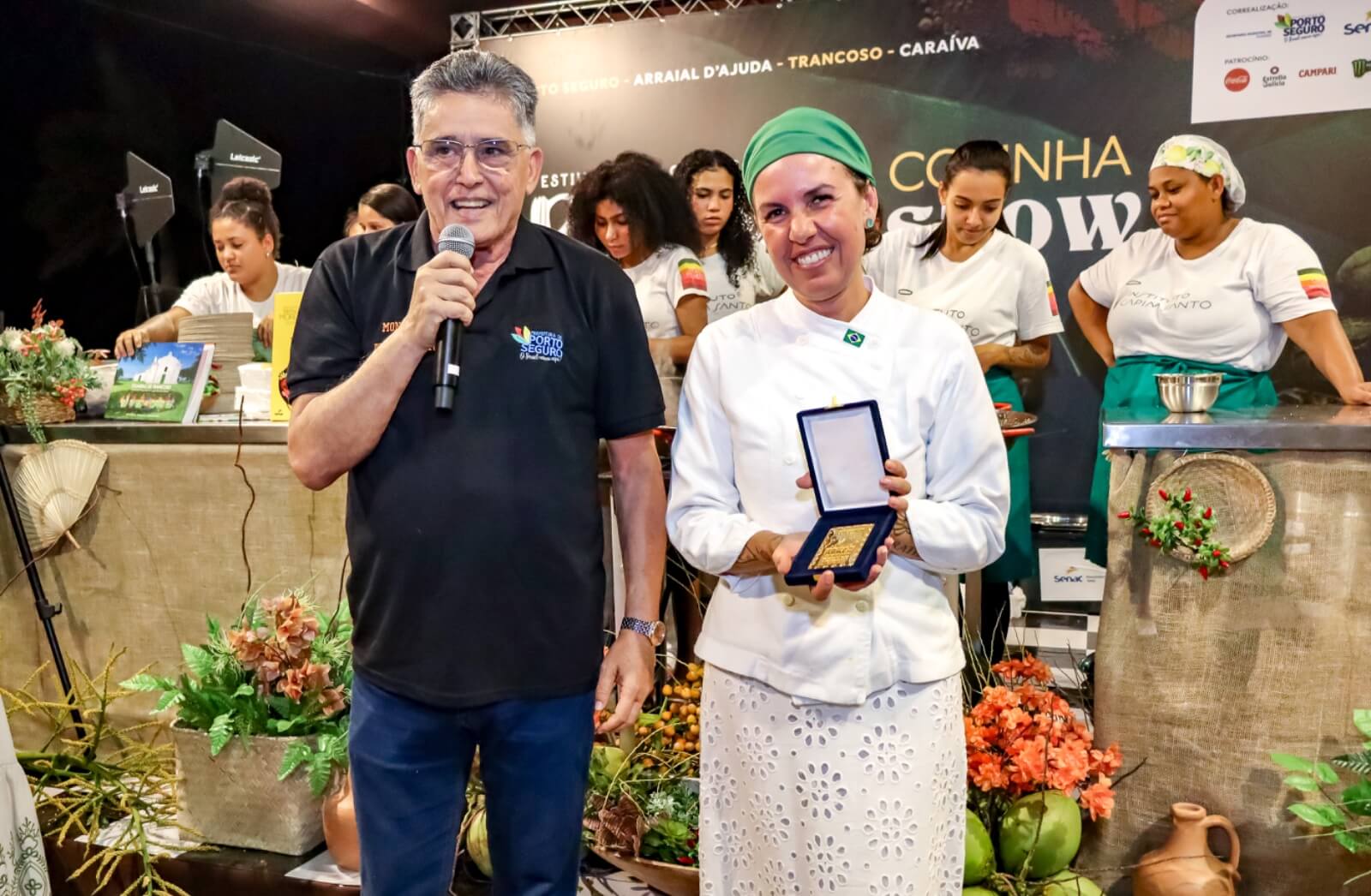 CHEF MORENA LEITE RECEBE HONRARIA APÓS ENCANTAR ENCERRAMENTO DO FESTIVAL GASTRONÔMICO RAÍZES 7