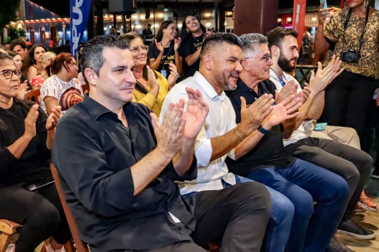 CHEF MORENA LEITE RECEBE HONRARIA APÓS ENCANTAR ENCERRAMENTO DO FESTIVAL GASTRONÔMICO RAÍZES 14