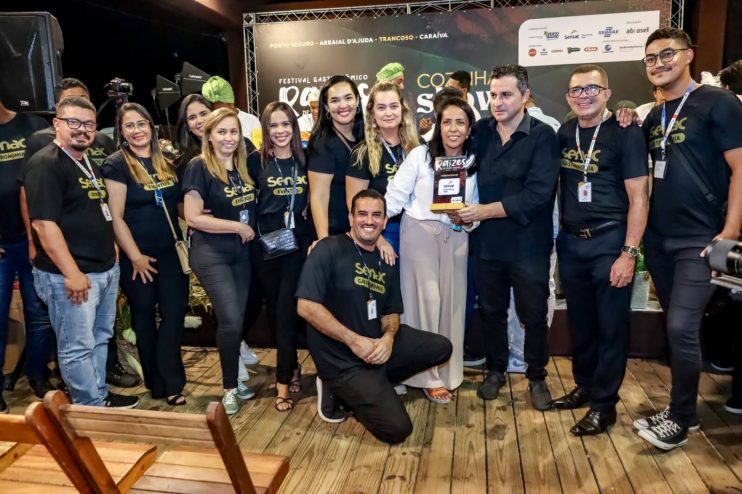 CHEF MORENA LEITE RECEBE HONRARIA APÓS ENCANTAR ENCERRAMENTO DO FESTIVAL GASTRONÔMICO RAÍZES 10