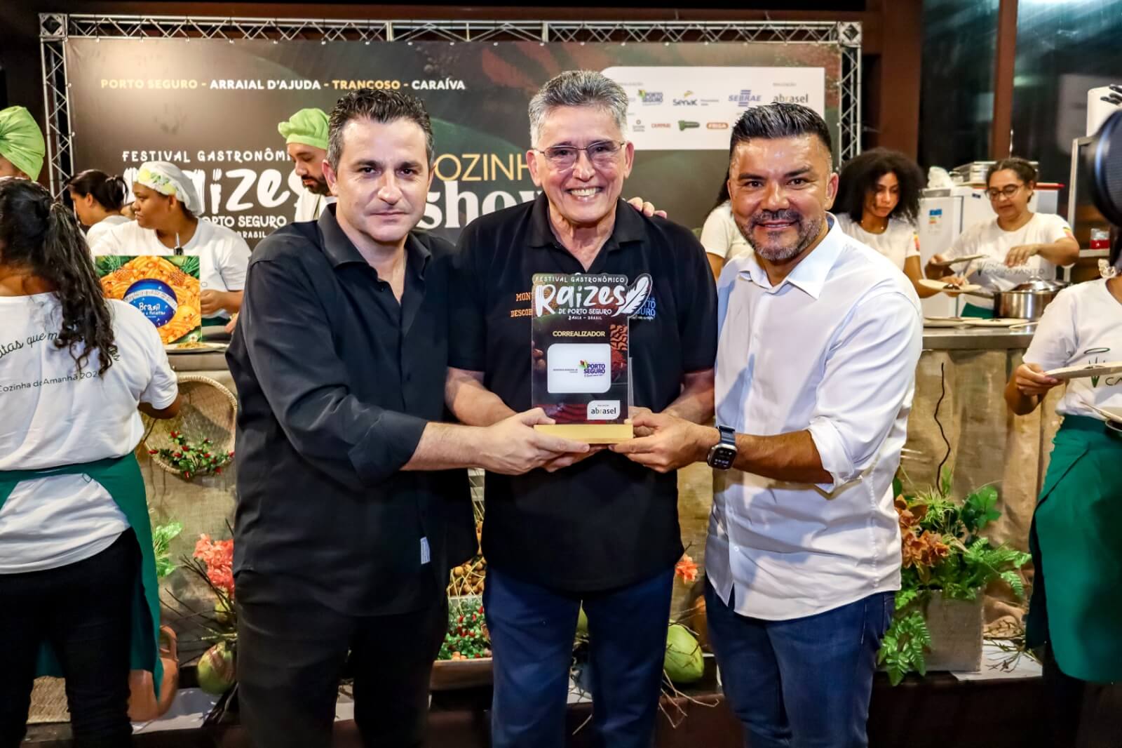 CHEF MORENA LEITE RECEBE HONRARIA APÓS ENCANTAR ENCERRAMENTO DO FESTIVAL GASTRONÔMICO RAÍZES 8