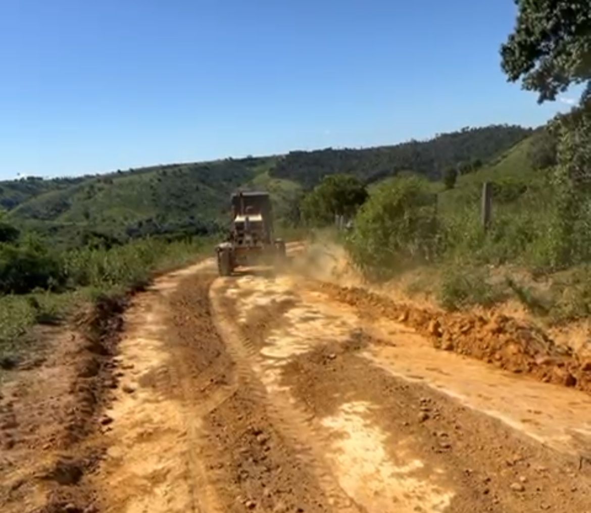 Mesmo com constantes chuvas, Prefeitura de Eunápolis mantém patrolamento na zona rural 5