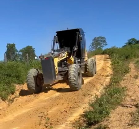 Mesmo com constantes chuvas, Prefeitura de Eunápolis mantém patrolamento na zona rural 11